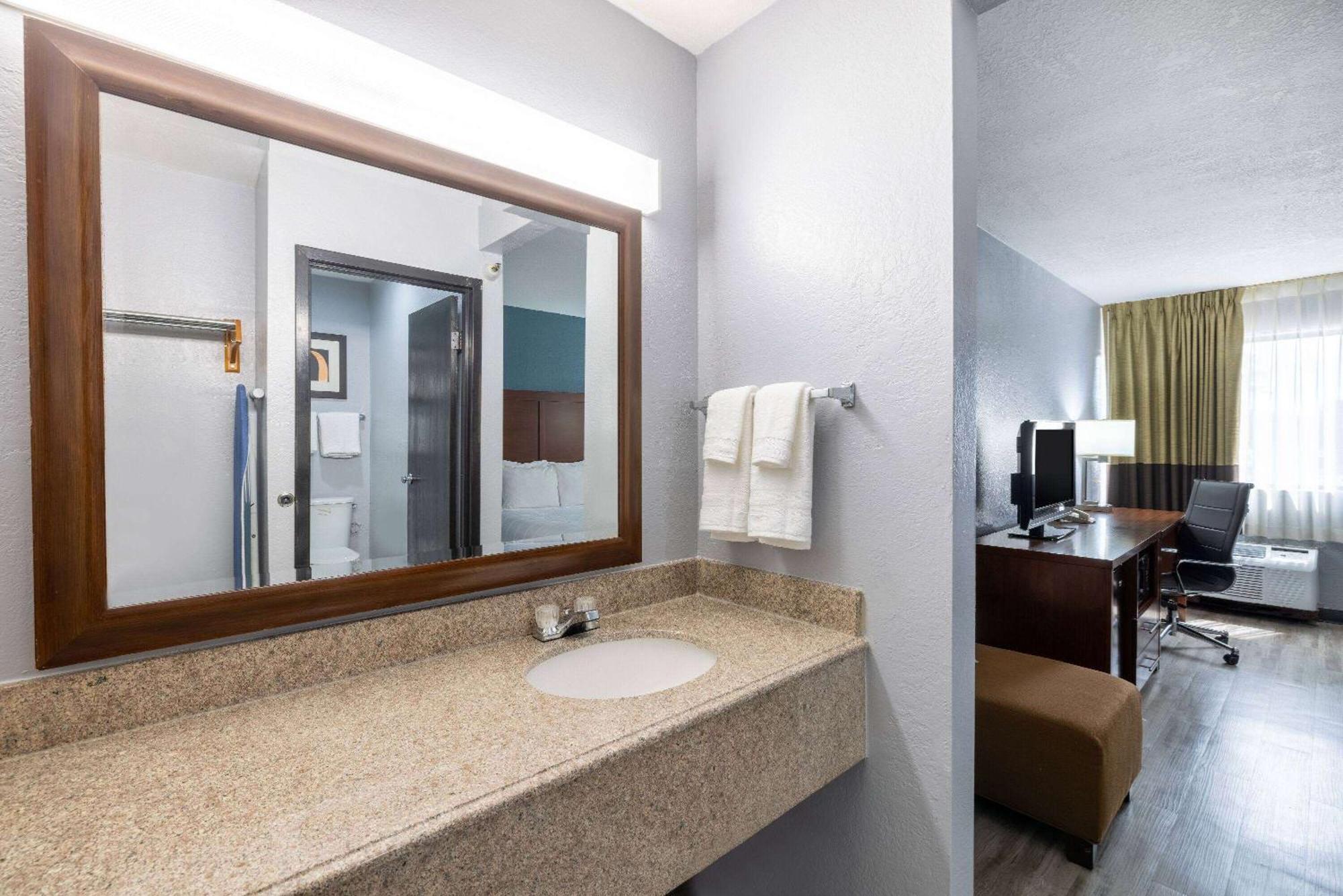 Travelodge By Wyndham Brooklyn Center Buitenkant foto