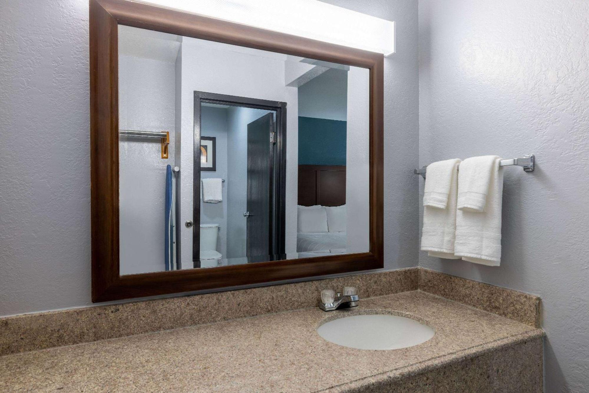 Travelodge By Wyndham Brooklyn Center Buitenkant foto