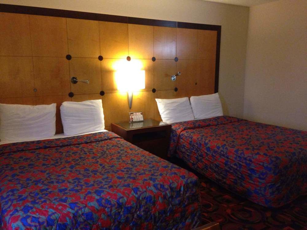 Travelodge By Wyndham Brooklyn Center Buitenkant foto