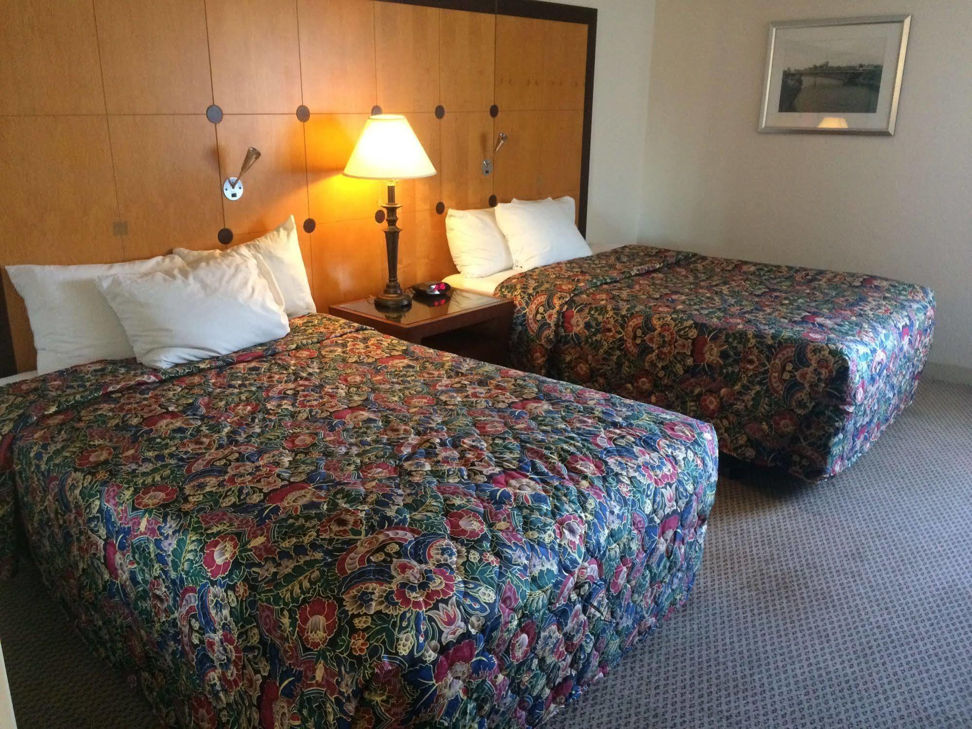 Travelodge By Wyndham Brooklyn Center Buitenkant foto
